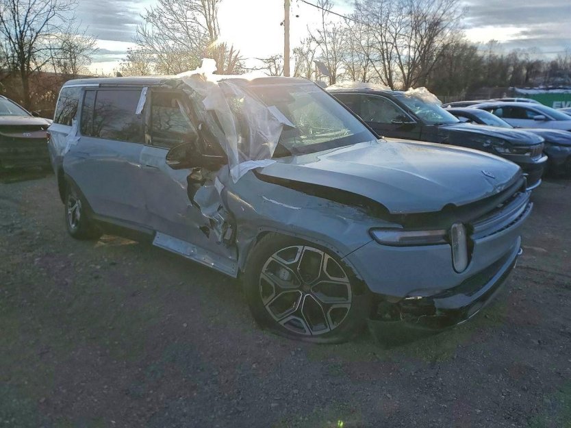 Salvage 2025 Rivian R1s Adventure