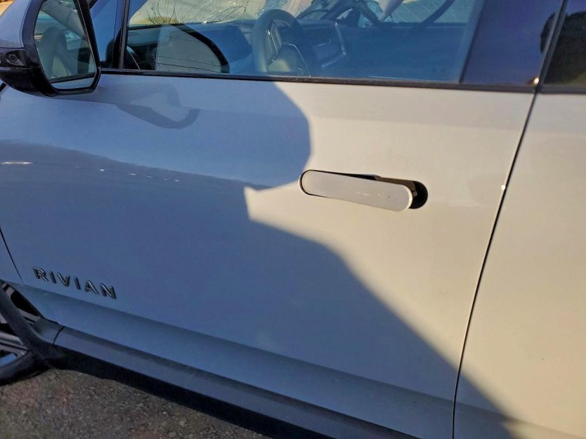 Salvage 2025 Rivian R1s Adventure