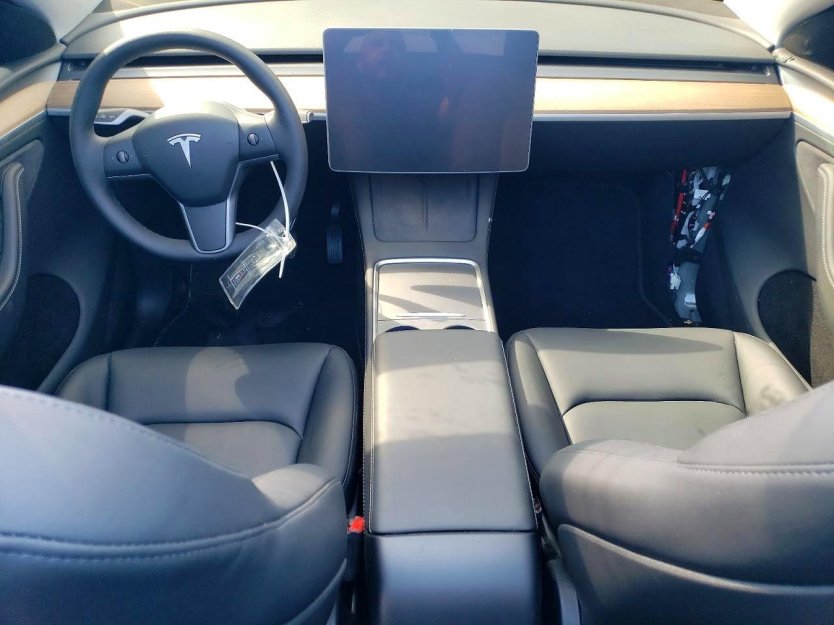 Salvage 2025 Tesla Model Y 