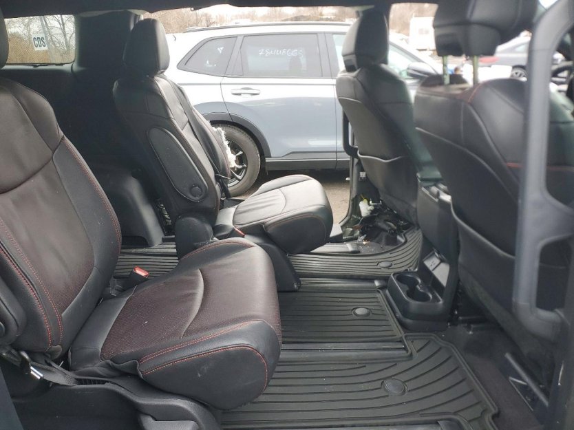 Salvage 2025 Toyota Sienna Xse
