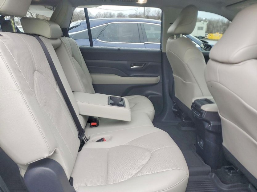 Salvage 2025 Toyota Grand Highlander Limited