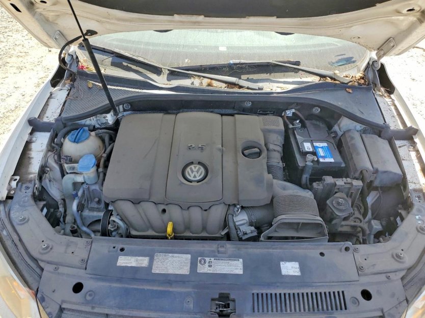 Salvage 2013 Volkswagen Passat Se