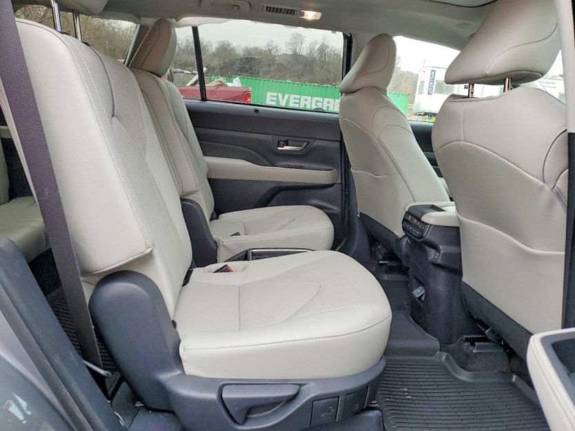 Salvage 2025 Toyota Grand Highlander Platinum