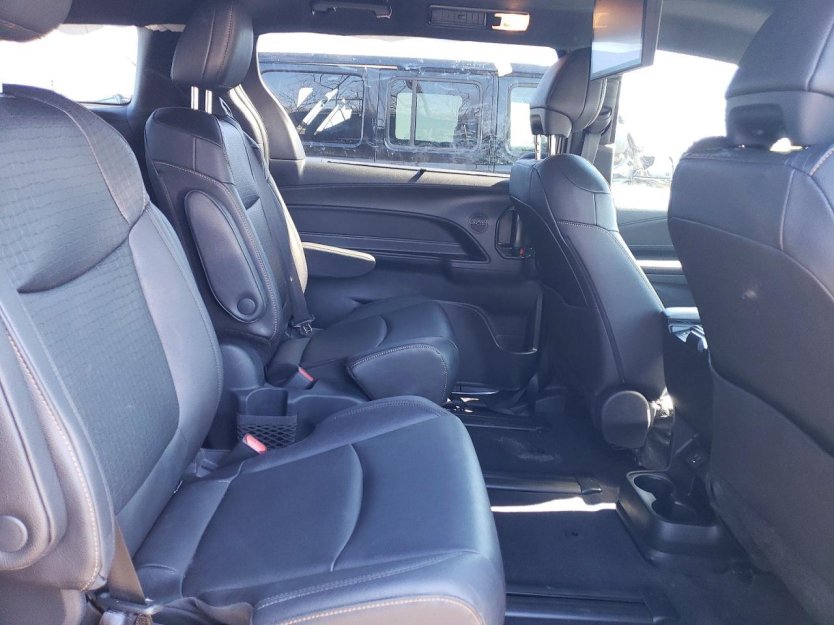 Salvage 2025 Toyota Sienna Woodland Edition