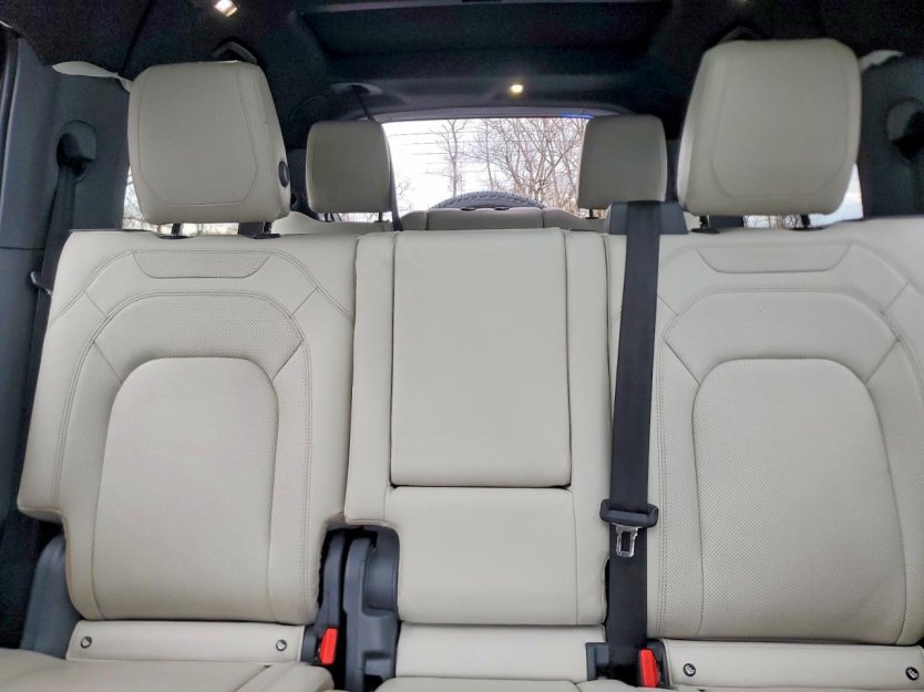 Salvage 2023 Land Rover Defender 130 Se