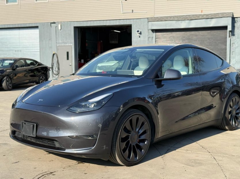 Salvage 2025 Tesla Model Y 