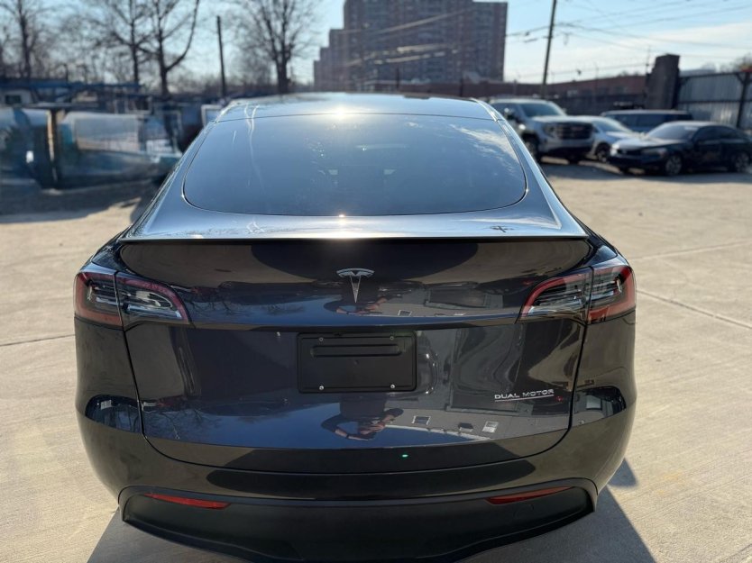 Salvage 2025 Tesla Model Y 