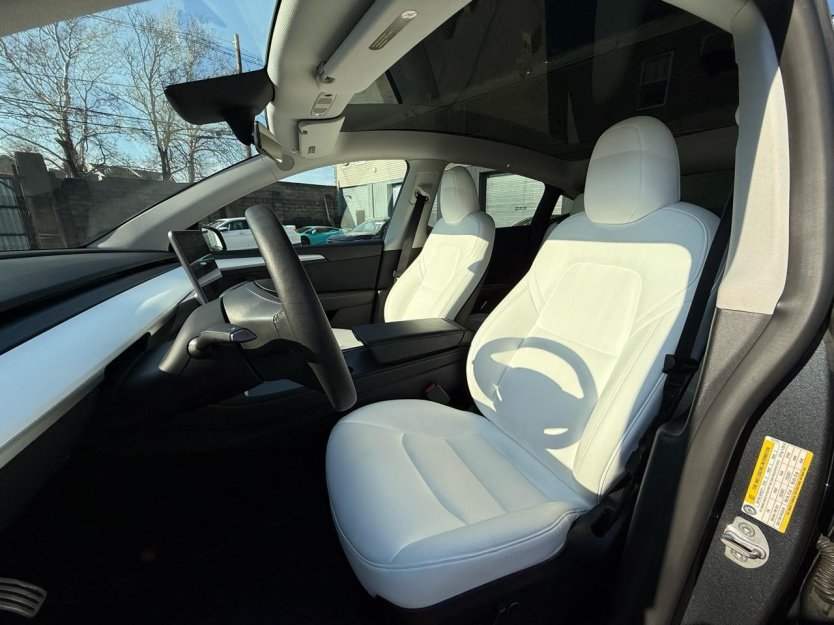 Salvage 2025 Tesla Model Y 