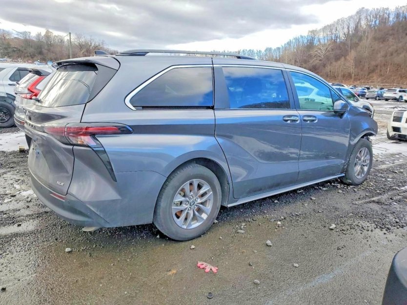 Salvage 2025 Toyota Sienna Xle