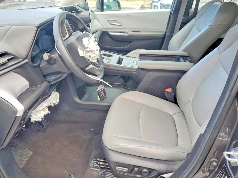 Salvage 2025 Toyota Sienna Xle