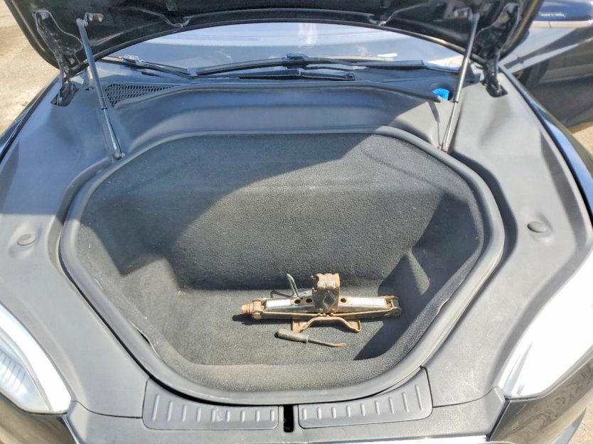 Salvage 2015 Tesla Model S 