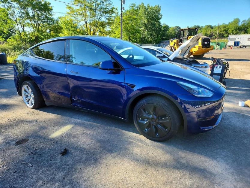 Salvage 2023 Tesla Model Y 