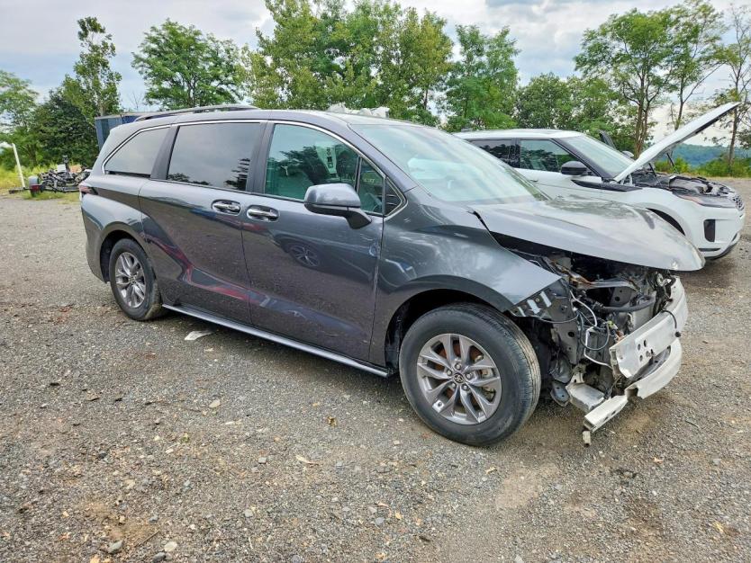 Salvage 2025 Toyota Sienna Xle