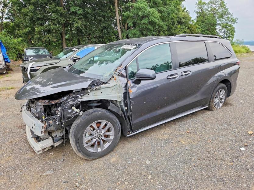 Salvage 2025 Toyota Sienna Xle