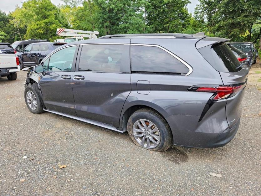 Salvage 2025 Toyota Sienna Xle