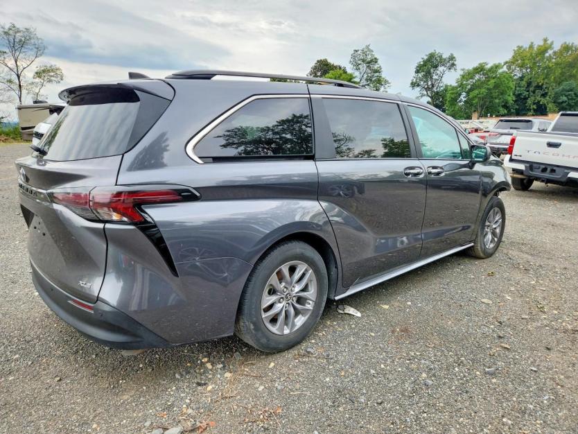 Salvage 2025 Toyota Sienna Xle