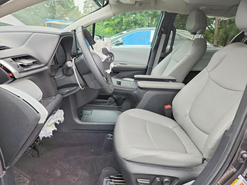 Salvage 2025 Toyota Sienna Xle