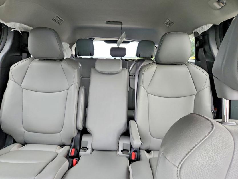 Salvage 2025 Toyota Sienna Xle
