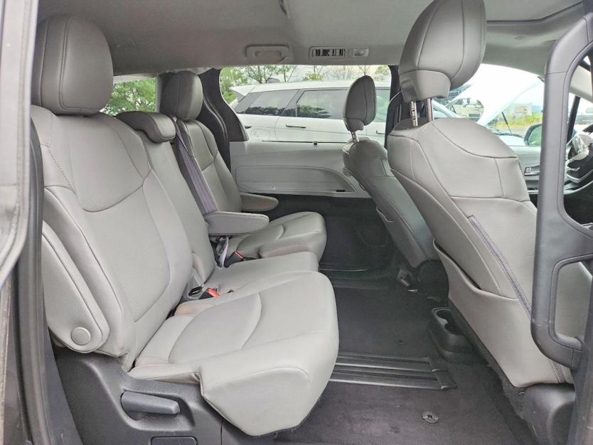 Salvage 2025 Toyota Sienna Xle