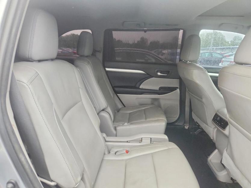 Salvage 2015 Toyota Highlander Xle