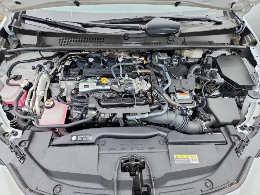 Salvage 2025 Toyota Prius Plug-in Hybrid Se