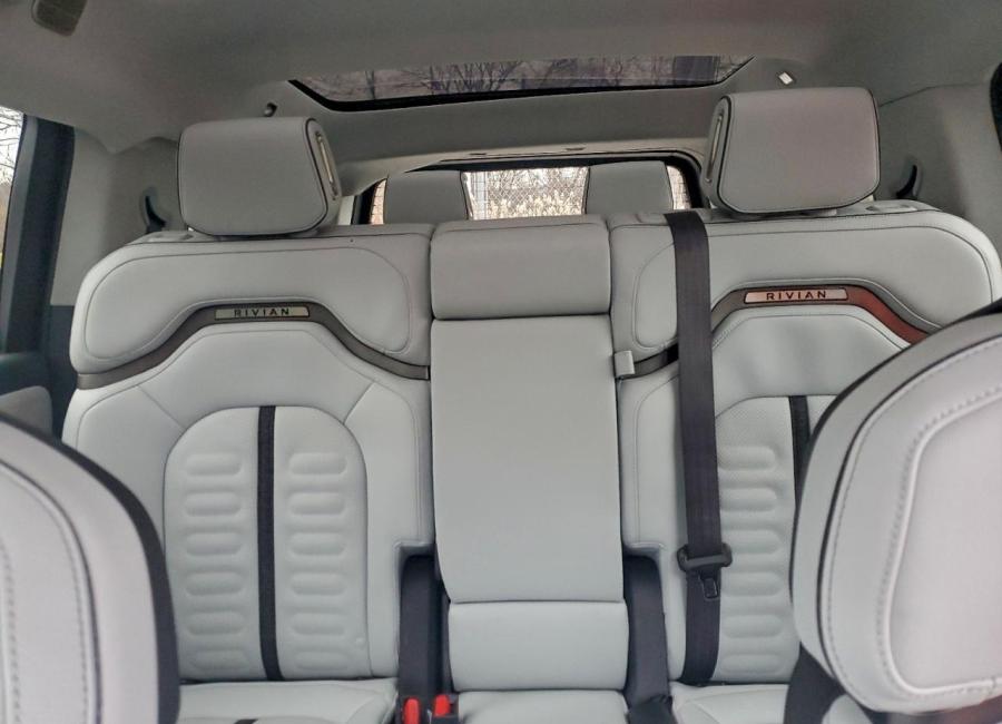 Salvage 2023 Rivian R1s Adventure in Silver
