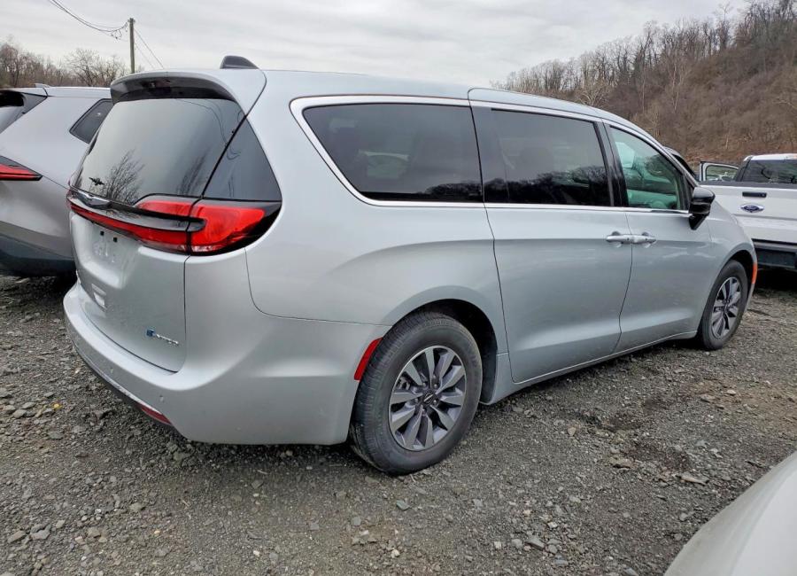 Salvage 2024 Chrysler Pacifica Hybrid Select in Gray