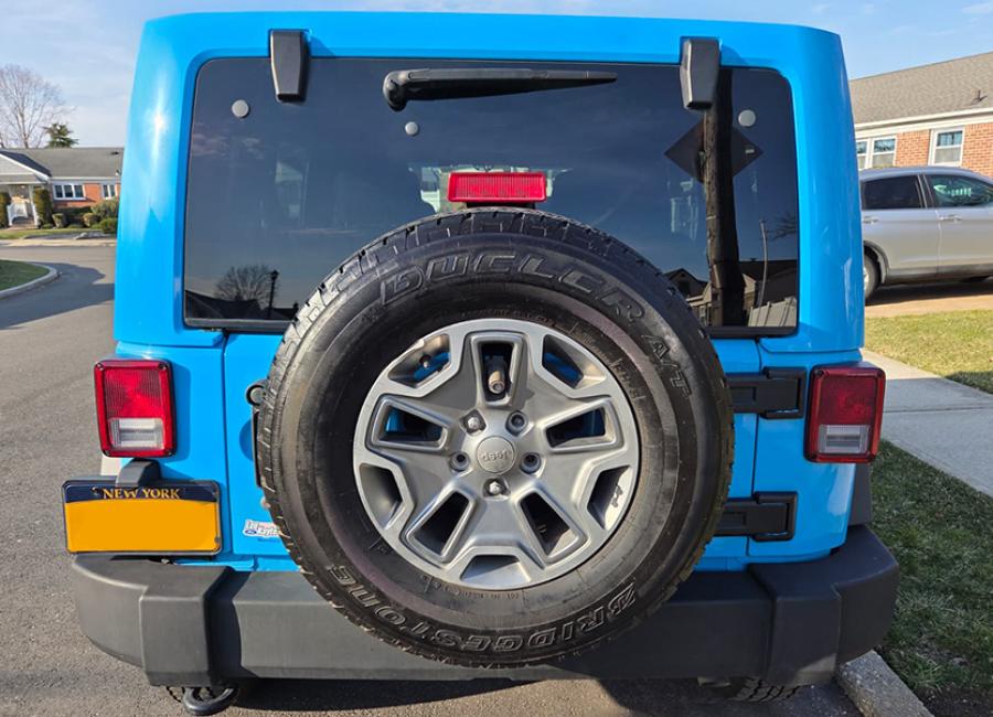Salvage 2017 Jeep Wrangler Rubicon Unlimited in Blue