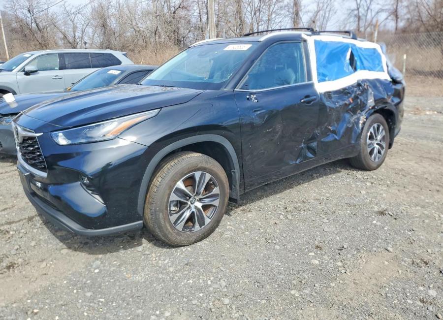 Salvage 2024 Toyota Highlander Xle in Black