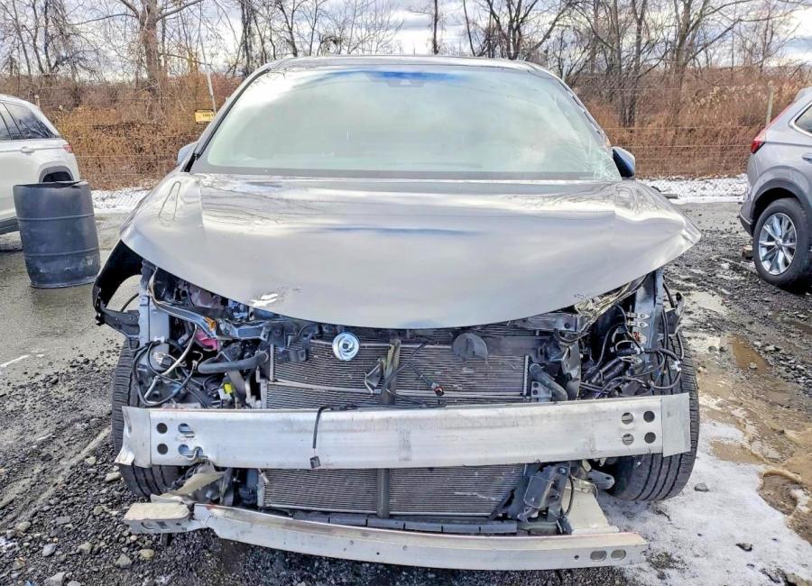 Salvage 2025 Toyota Sienna Xle in Gray