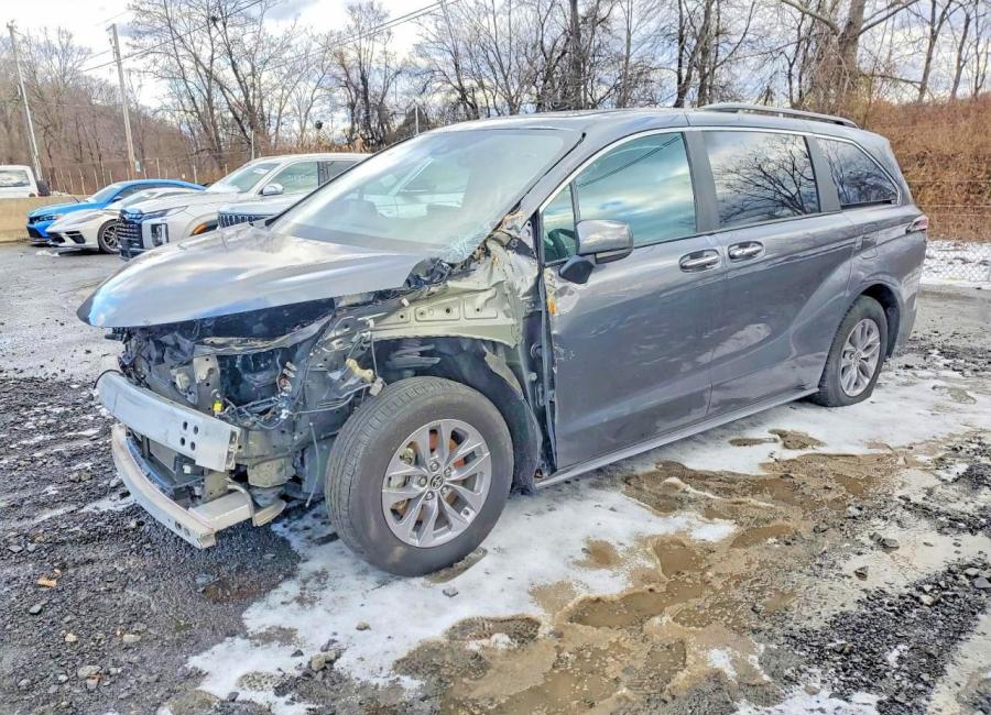 Salvage 2025 Toyota Sienna Xle in Gray