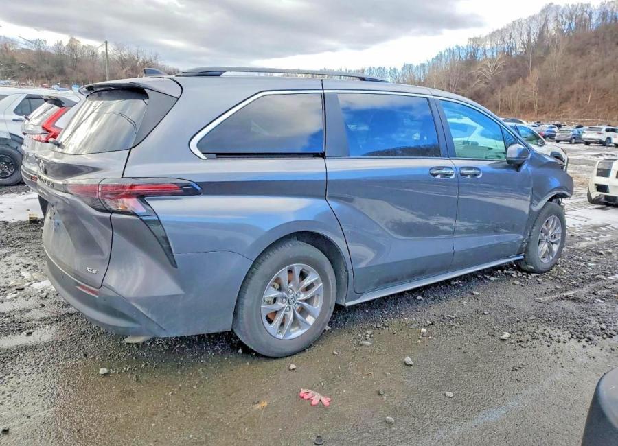 Salvage 2025 Toyota Sienna Xle in Gray