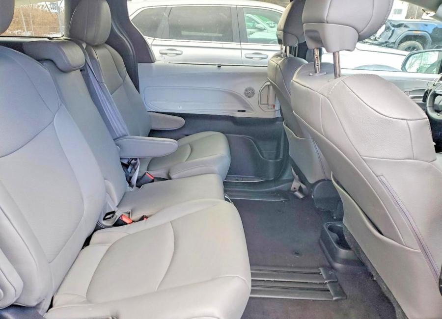 Salvage 2025 Toyota Sienna Xle in Gray