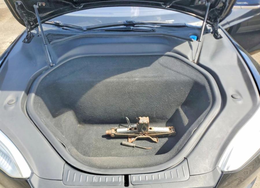 Salvage 2015 Tesla Model S  in Black