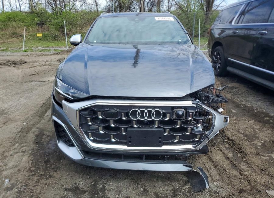 Salvage 2025 Audi Sq8 Prestige in Gray