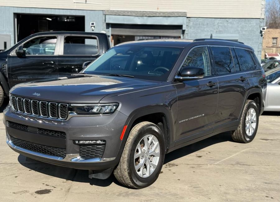Salvage 2023 Jeep Grand Cherokee Limited in Gray