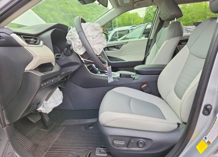 Salvage 2025 Toyota Rav4 Xle Premium in Silver