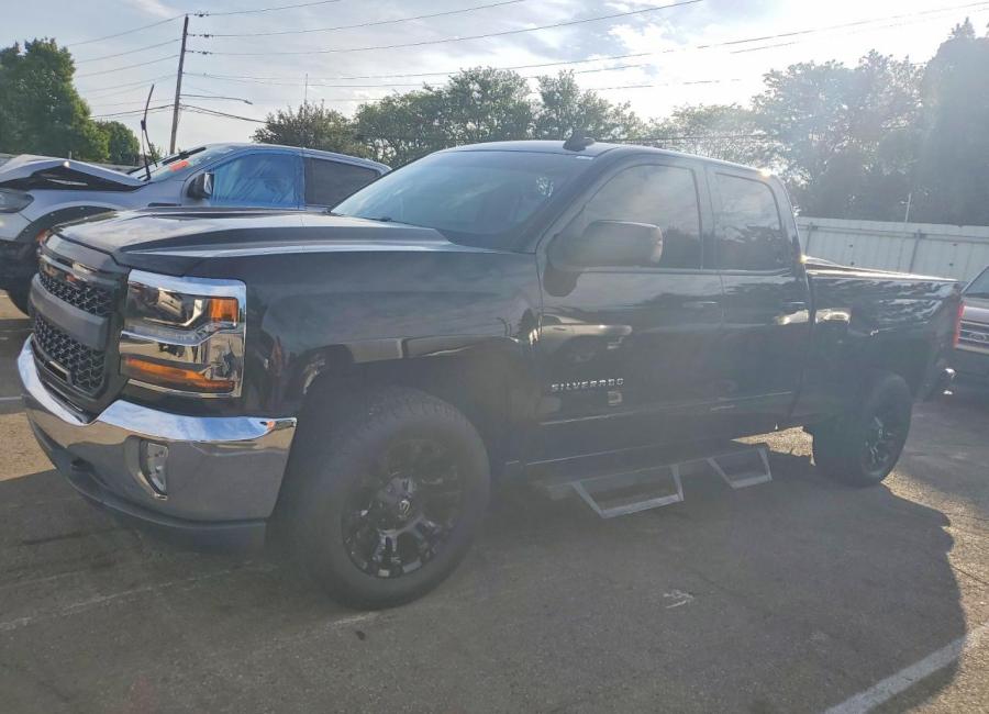 Salvage 2016 Chevrolet Silverado K1500 Lt in Black