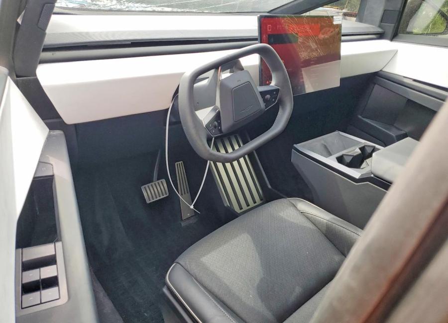 Salvage 2024 Tesla Cybertruck  in White