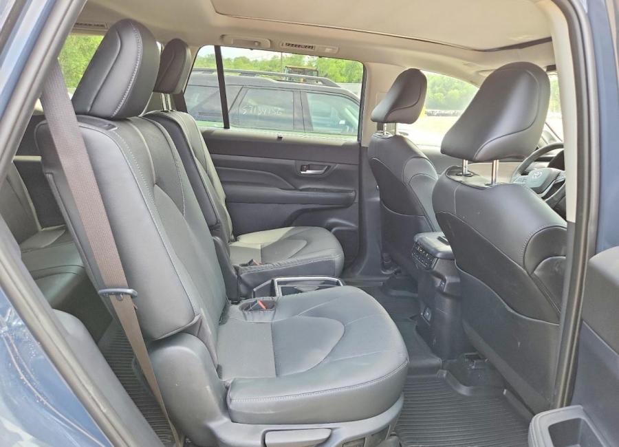 Salvage 2026 Toyota Grand Highlander Platinum in Blue
