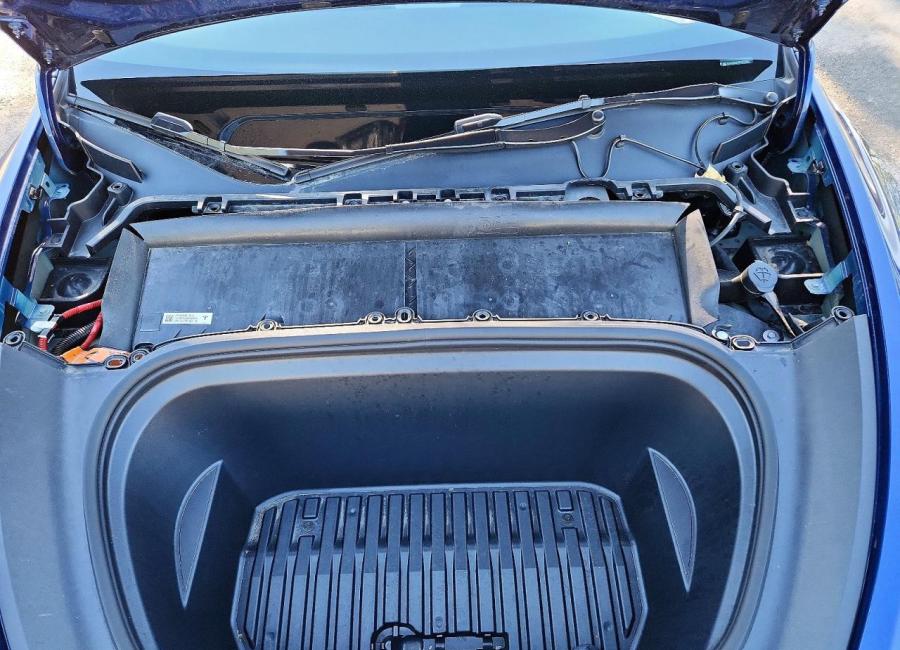 Salvage 2023 Tesla Model Y  in Blue