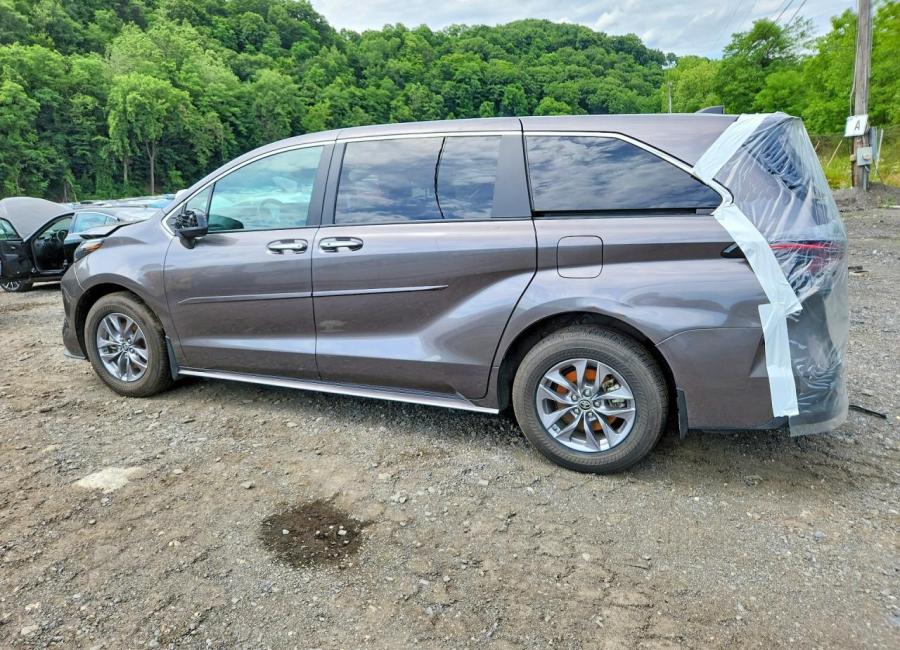 Salvage 2024 Toyota Sienna Xle in Gray
