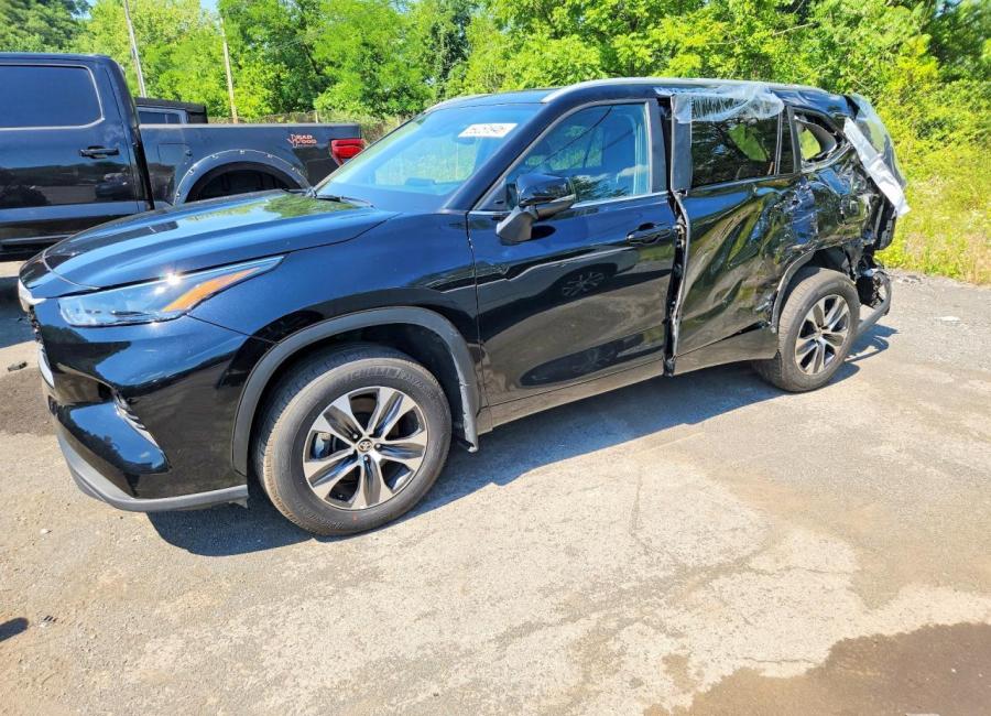 Salvage 2026 Toyota Highlander Xle in Black