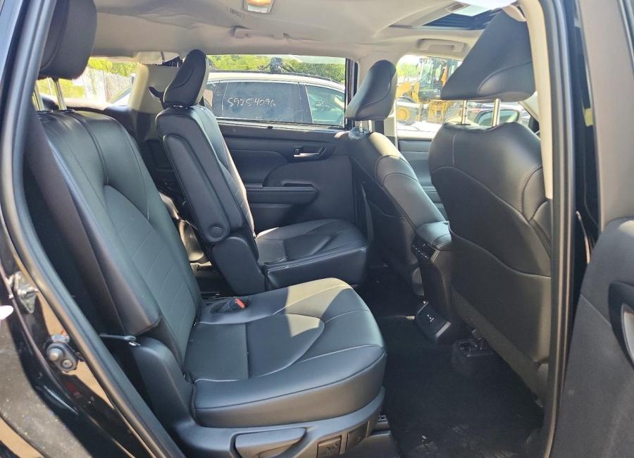 Salvage 2026 Toyota Highlander Xle in Black