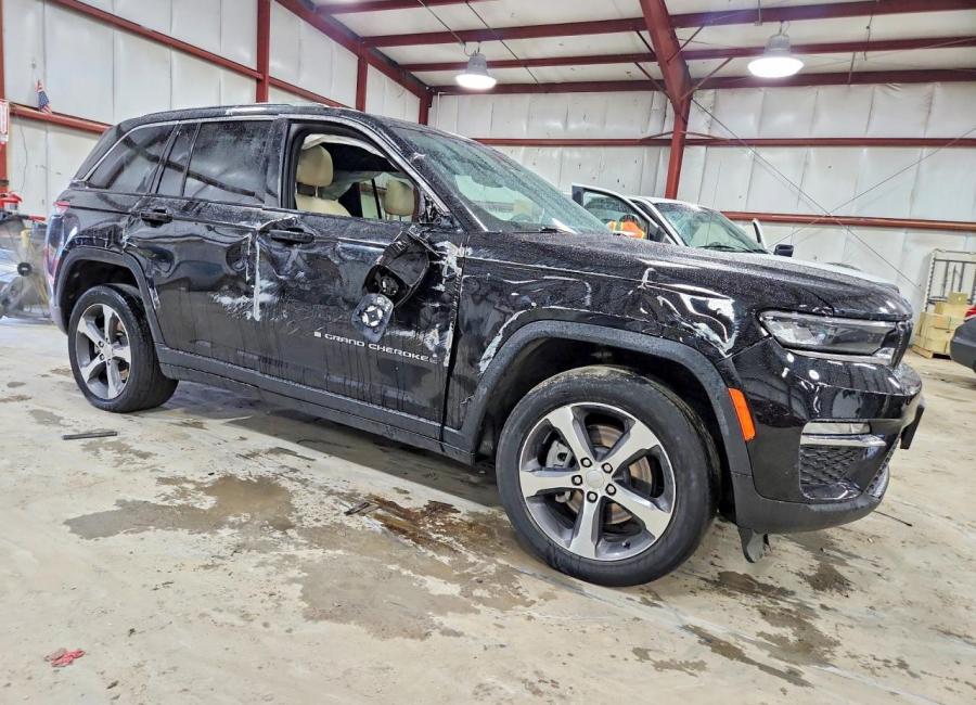 Salvage 2023 Jeep Grand Cherokee Limited in Black