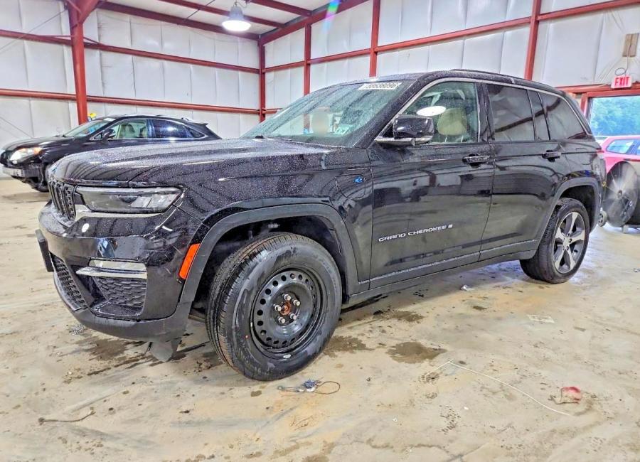 Salvage 2023 Jeep Grand Cherokee Limited in Black