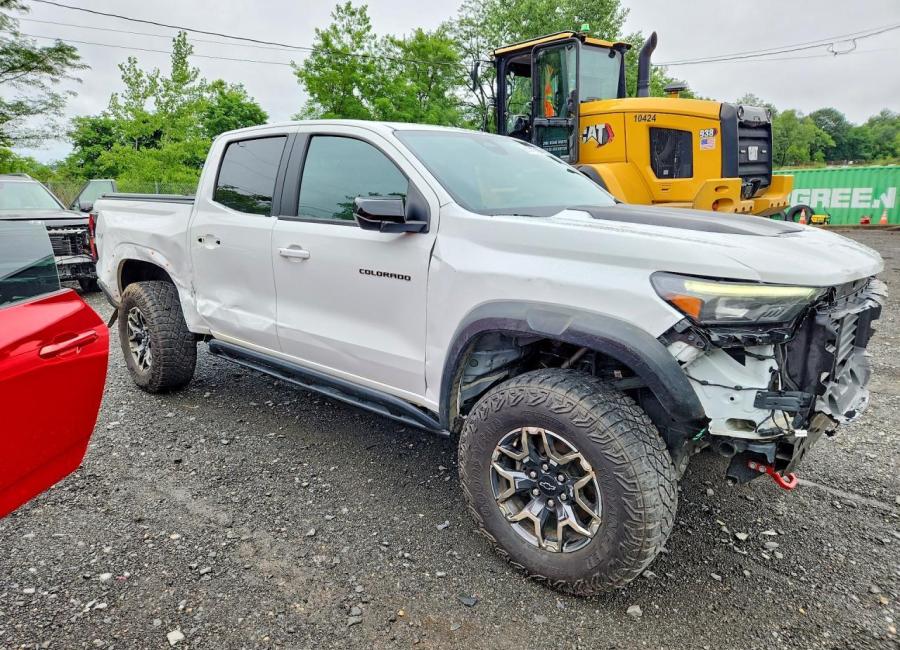Salvage 2024 Chevrolet Colorado Zr2 in White
