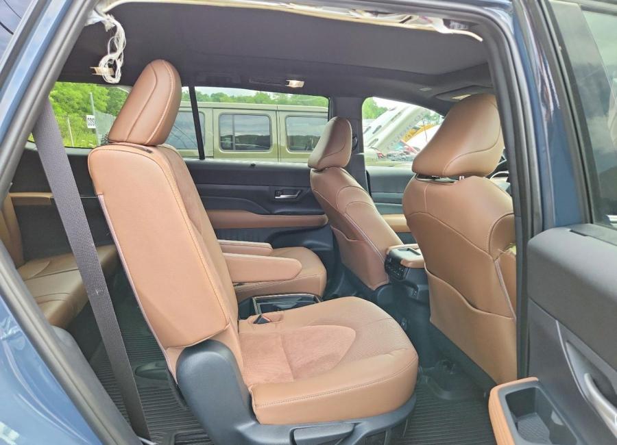 Salvage 2026 Toyota Grand Highlander Hybrid Max Platinum in Blue
