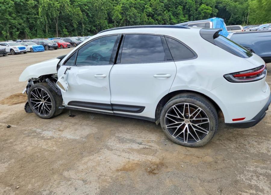 Salvage 2022 Porsche Macan  in White