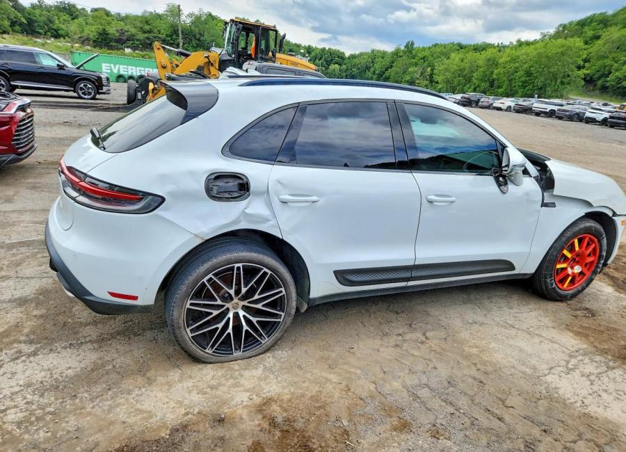 Salvage 2022 Porsche Macan  in White